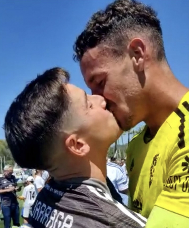 Med detta foto på Twitter förkunnade Marbellas fotbollsmålvakt Alberto Lejárraga att han är homosexuell och har en pojkvän.