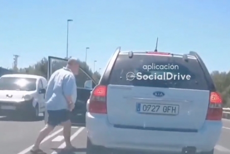 Ett vansinnesagerande av en förare som uppges vara från Storbrittanien fångades på video. Foto: @SocialDrive