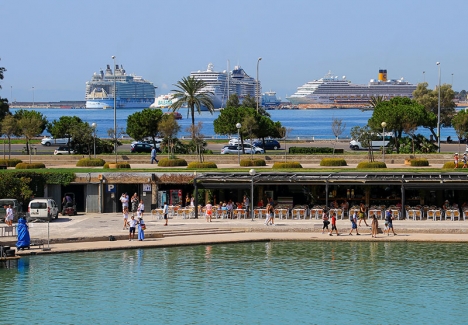 Arkivbild av tre stora kryssningsfartyg i Palmas hamn 2019.