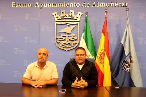 En av de anmälda av lokalpolisen i Almuñécar är borgmästaren Juan José Ruiz Joya (till höger). Foto: Ayto de Almuñécar