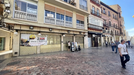 Invigningen av John Scott´s nya pub i centrala Málaga har kraftigt försenats, men nu söker kedjan personal som bland annat måste behärska engelska.