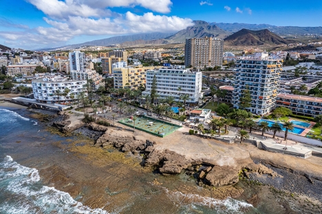 Stöldgods som hittats hos rånarparet i Los Cristianos, på södra Tenerife, binder dem till minst fyra brott.