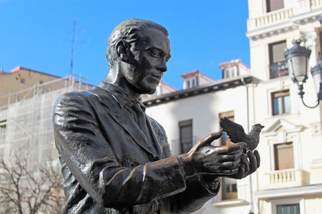 Staty av poeten Federico García Lorca vid Plaza de Santa Ana, i Madrid.