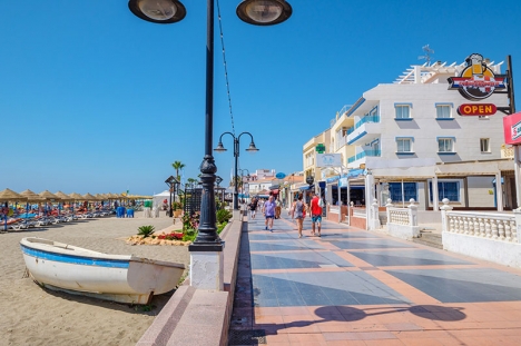 Den mördade kvinnan var mor till tre barn och uppges både ha arbetat och bott i fiskekvarteret La Carihuela, i Torremolinos.