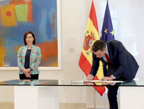 Försvarsministern Margarita Robles med regeringschefen Pedro Sánchez.