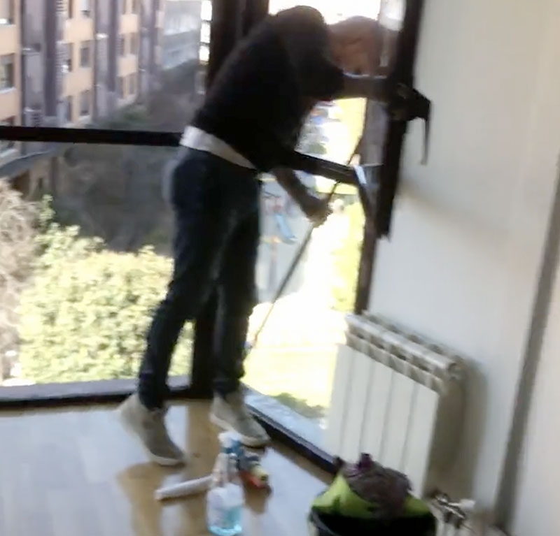 Alejandro Cencerrado spelade in en video för att visa att de lämnade hyresvåningen i Madrid grundligt rengjord och trots det behöll värden 150 euro av depositionen för städkostnader.