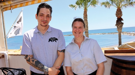 Björn Lingman och Lillit Stadig är vänner och kollegor med lång restaurangerfarenhet. Utsikten över Medelhavet från restaurangens terrass är hänförande.