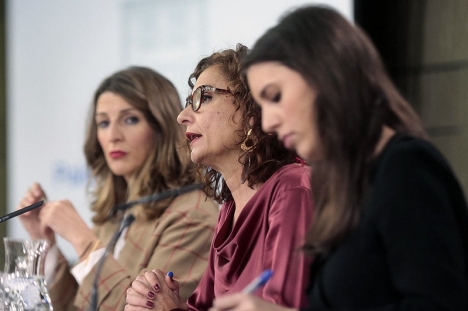 Två av ministrarna från Unidas Podemos, Yolanda Díaz (till vänster) och Irene Montero (till höger) med skatteministern María Jesús Montero (PSOE) i mitten.