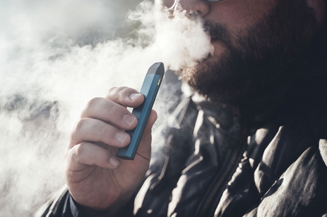 Enligt de andalusiska myndigheterna omfattas inte e-cigaretter automatiskt av rökrestriktionerna.