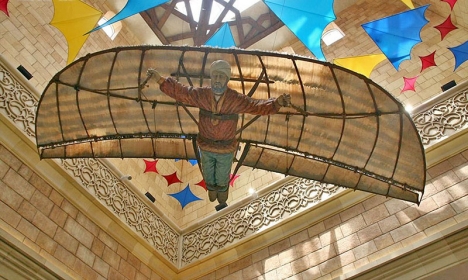 Vetenskapsmannen från Al-Andalus Abbás ibn Firnás levde på 800-talet och är känd speciellt i den muslimska världen. Hans försök att flyga är förevigat i detta konstverk som hänger i ett köpcentrum i Dubai.