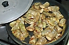 Stek kockorna under lock i olivolja och vitlök. Späd med vätska.