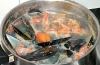 Koka en mustig fond på mussel- och räkskal, samt grönsaker.