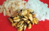Skala räkorna, koka musselköttet och skär calamares eller sepia i bitar.