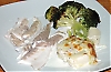 De saftiga fiskfiléerna serveras med exempelvis broccoli och purjolöksgratäng.