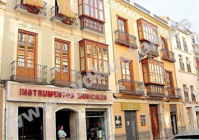 Än så länge har Málaga kommun, med startbidrag från EU, investerat totalt 79 miljoner euro i återuppbyggnaden av Centro Antiguo, 450 byggnader har hittills renoverats, några av dem ligger på Calle Carretería.