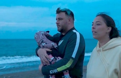 Den tvåårige pojken Julens föräldrar intervjuas i dokumentärserien ”13 días” (13 dagar), som handlar om dramat i Totalán i januari 2019. Foto: Netflix