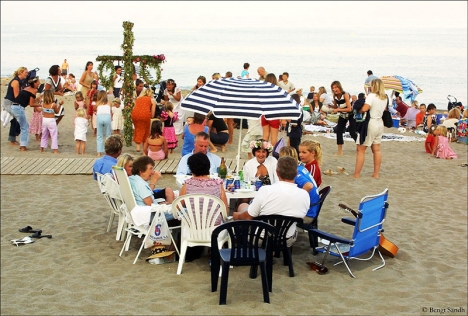 Svensk midsommarfest på stranden vid Carvajal 2002. Foto: Bengt Sändh