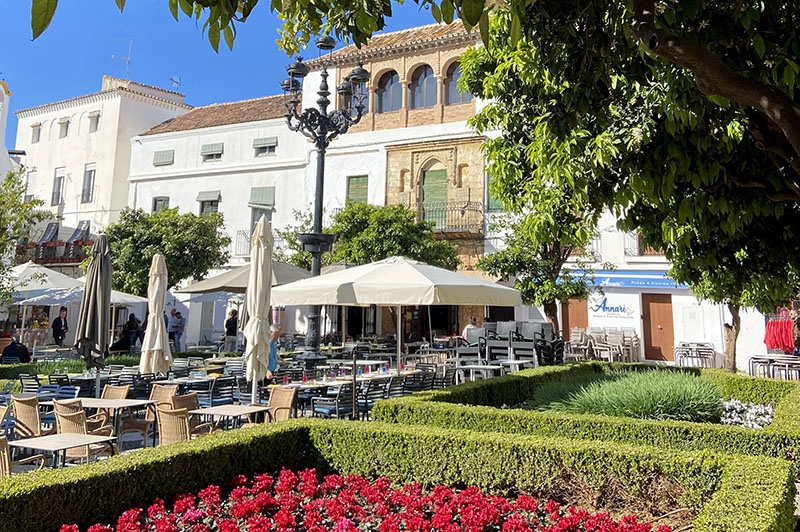 Det fantastiskt mysiga apelsintorget i Marbella.