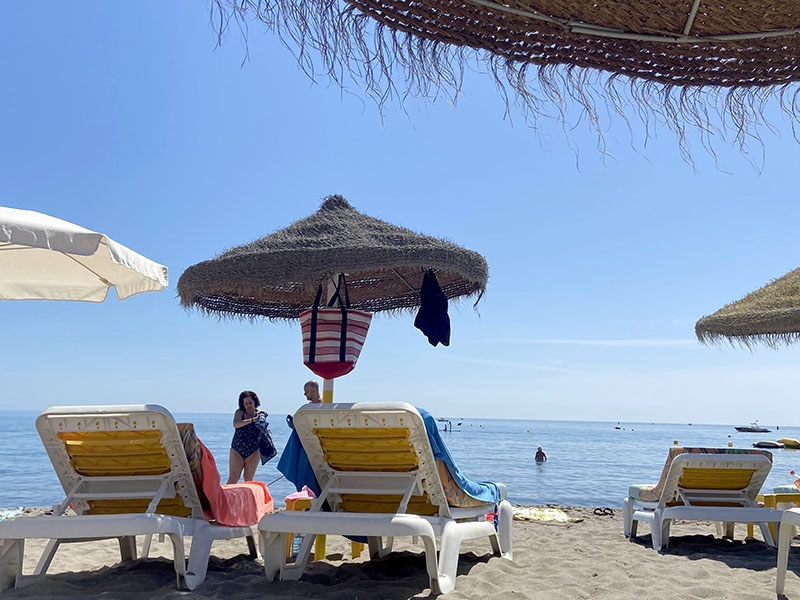 Det är skönt att njuta på stranden, så länge inte hjärnspöken om ens utseende kommer och hälsar på. 