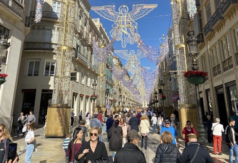 Julshopping på Calle Larios i Málaga skiljer sig stort mot yran i Sverige.