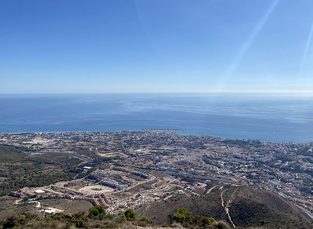 Denna vackra utsikt över Benalmádena och Torremolinos från Monte Calamorro borde räcka som kick, utan att behöva tillgripa shower med fåglar i kedjor.