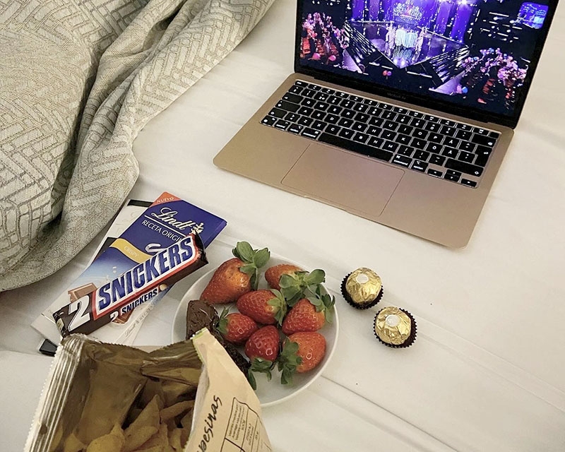 Jordgubbar och snacks hör till om man ska bo på hotell. 