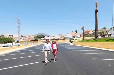 Ángeles Muñoz och Javier García inspekterar den nya parkeringsplatsen. Foto: Ayto de Marbella