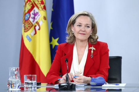 Spaniens finansminister Nadia Calviño meddelar att de nya anslagen kommer att kosta 8,9 miljarder euro.