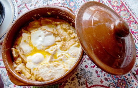 En het vitlökssoppa är en enkel spansk rätt att laga, som faktiskt smakar lika gott på sommaren som på vintern.