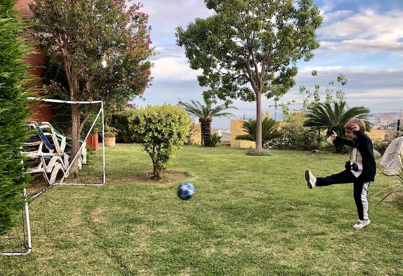 Att spanska barn lever i rädsla och inte får lov att sparka boll, är en skev bild av verkligheten. Bilden togs 15 maj och både då och nu är det tillåtet att spela fotboll.