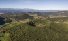 Naturreservatet Zona Volcánica de Garrotxa med vulkanen Santa Margarita i förgrundenn.