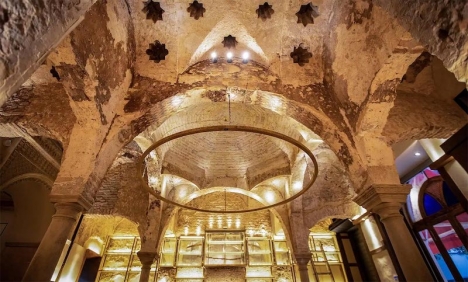 Ölhallen Giralda i Sevilla visade sig vara ett ovanligt rikt utsmyckat hamam, vars lämningar nu har restaurerats och införlivats i restaurangen. Foto: Cervecería Giralda