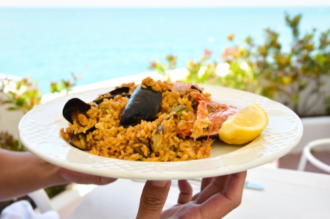 Paella äts med fördel varm i skuggan på en strandrestaurang, eller varför inte kall på en medhavd picknick bredvid havet?