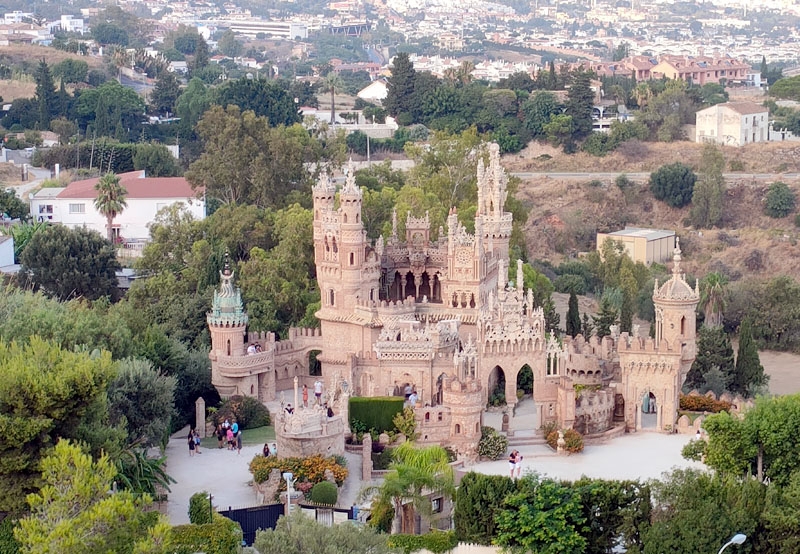Castillo Monumento Comares uppfördes för att hylla Christofer Columbus upptäckt av Amerika. Stenslottet ligger i kuperad terräng 182 meter över havet, i närheten av Benalmádena Pueblo.