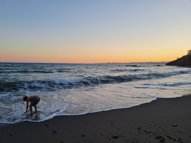 Septemberstrand på Costa del Sol. Värd att rädda från vår egen destruktiva arts aggressiva framfart, eller hur?