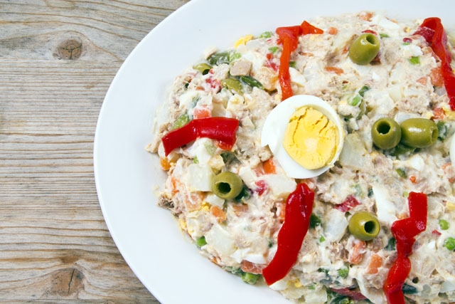 Kär rätt tillskrivs många upphovsmän. Det gäller inte minst Ensaladilla rusa, som uppges ha rötter inte bara i Ryssland, utan även Frankrike och England. Populärast är den dock utan tvekan i Spanien!
