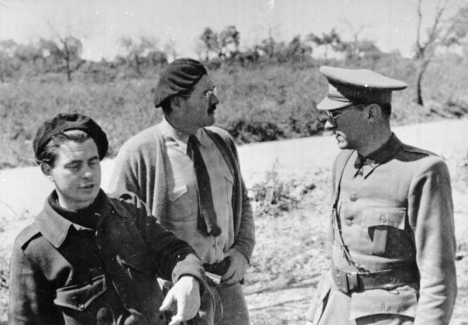Joris Ivens, Ernest Hemingway och internationella brigadens stabschef Ludwig Renn. Fotografiet är från 1936.