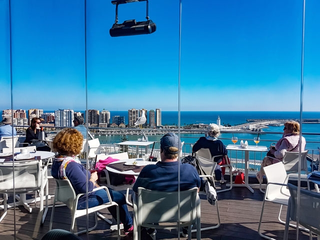 Såväl människor som fiskmåsar kan njuta av utsikten från takterrassen på Hotel AC Málaga Palacio dag som kväll, året runt.