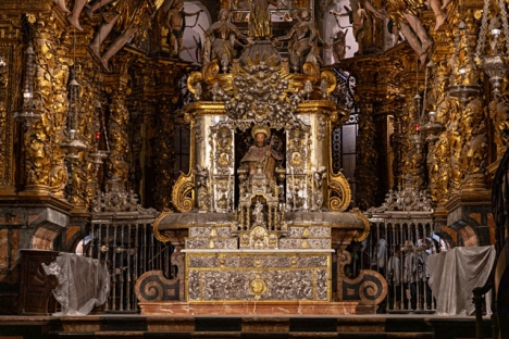 Aposteln Jakob upptar huvudplatsen i altaret i katedralen i Santiago de Compostela. Det är dock osäkert om det verkligen är apostelns kvarlevor som förvaras på platsen.