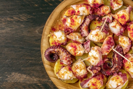 Pulpo a la gallega (med potatis) och pulpo a feira (utan potatis) är en galicisk delikatess som normalt serveras på träfat.