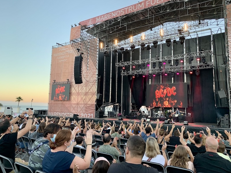 Att gå på konsert en het sommarkväll med en svalkande bris från havet, efter många långa månader utan kollektiva nöjen, var en av årets höjdpunkter.