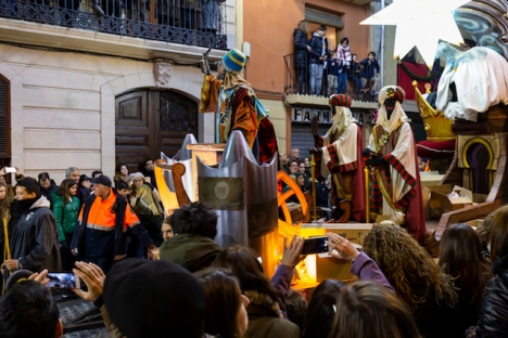 Inte till påska, men väl till Trettondagen (”Kunganatten”) varar det spanska julfirandet. De tre vise männens parad i Alcoy anses vara den äldsta i Spanien.