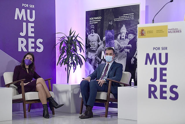 Regeringschefen Pedro Sánchez har hittills stött jämställdhetsministern Irene Montero efter kontroversen med de kryphål som den nya våldtäktslagen befinns innehålla.