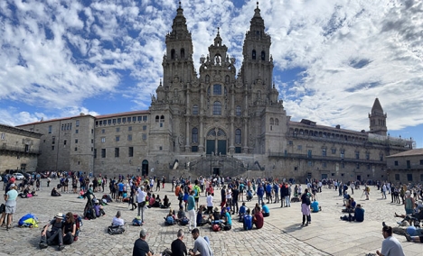 Den praktfulla katedralen i Santiago de Compostela, med Plaza del Obradoiro i förgrunden.