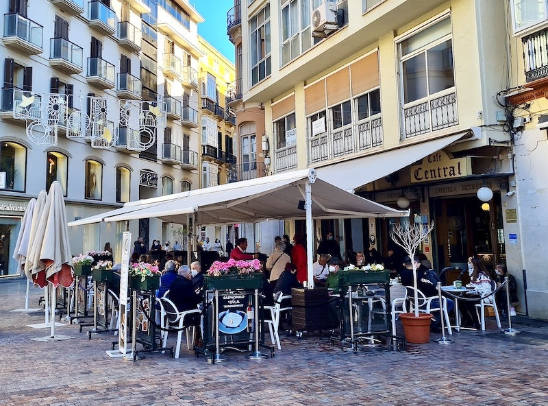 Bilden på Café Central är tagen 8 januari i år, dagen före den 100 år gamla inrättningen slog igen sina portar för gott. Framtiden är blågul, något som tycks uppröra en del svenskar.