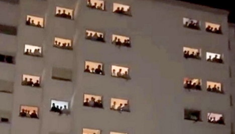 En video visar hur studenterna i en elitskola i Madrid skriker grova skällsord till de kvinnliga studenterna i fastigheten mittemot.