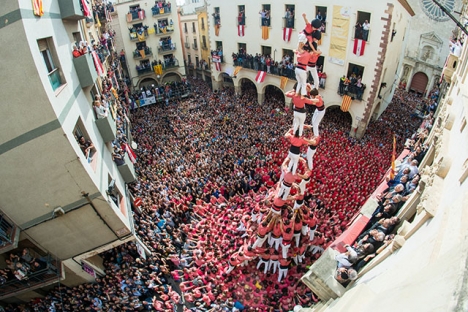 De mänskliga tornen ”castells” är främst en katalansk tradition som sedan 2010 klassas som immateriellt kulturarv.