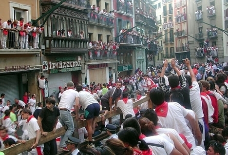 Lagreformen har haft som utgångspunkt en uppmärksammad gruppvåldtäkt under San Fermín-festligheterna i Pamplona 2016, där fem män ursprungligen friades från våldtäkt på en 18-årig kvinna för att det inte kunde styrkas att hon bjudit på motstånd.
