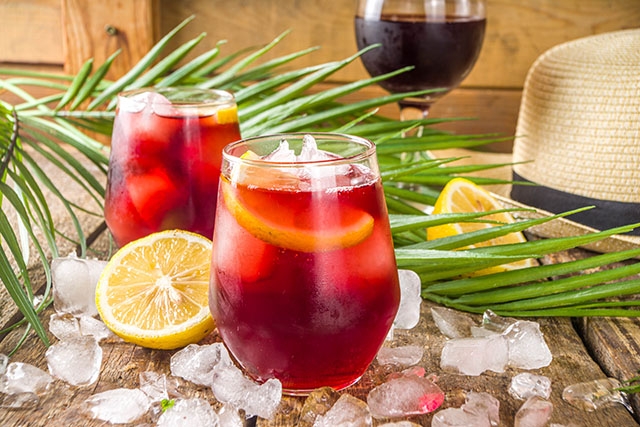 Kalla drinkar där vin blandas med läsk är bara en av många spanska sommartraditioner.