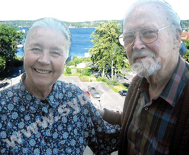 Alice och Nils-Ivar Sjöblom bor med havsutsikt i Saltsjöbaden. De trivs bra, men saknar sitt andra hemland Spanien och inte minst alla vänner där.